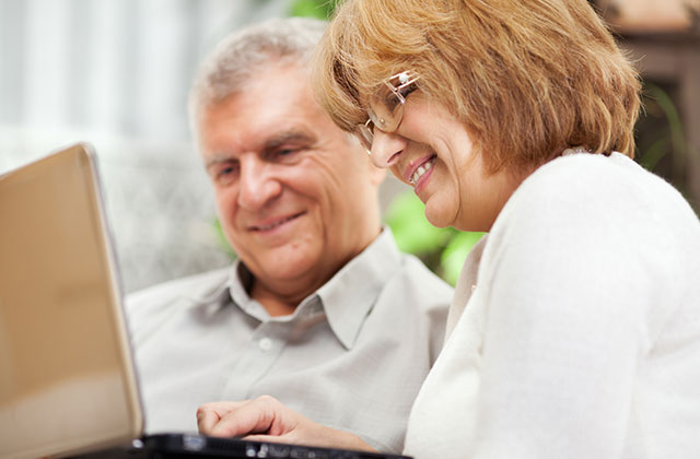 older-couple-with-laptop