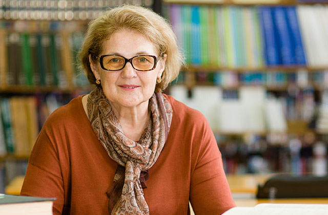 older-woman-in-library